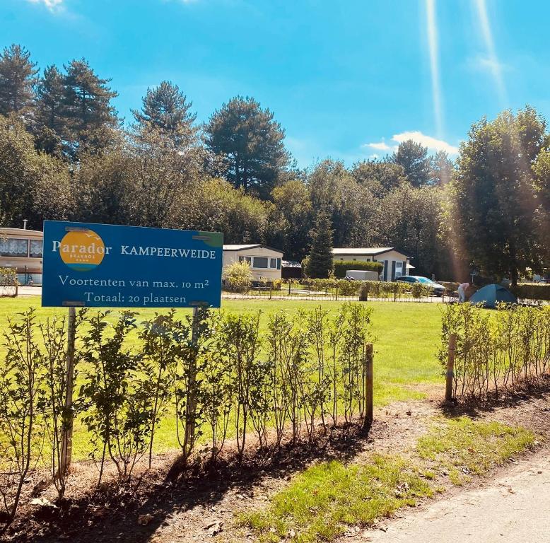 um sinal num campo com um monte de videiras em Vakantiepark Breebos: Empty Lots for tents and mobile homes em Rijkevorsel