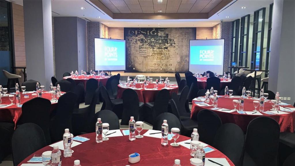 Un restaurant u otro lugar para comer en Four Points by Sheraton Batam