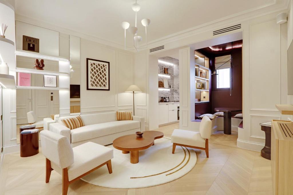 - un salon avec un canapé, des chaises et une table dans l'établissement TheLander - Serviced Apartments in Louvre - Rivoli, à Paris