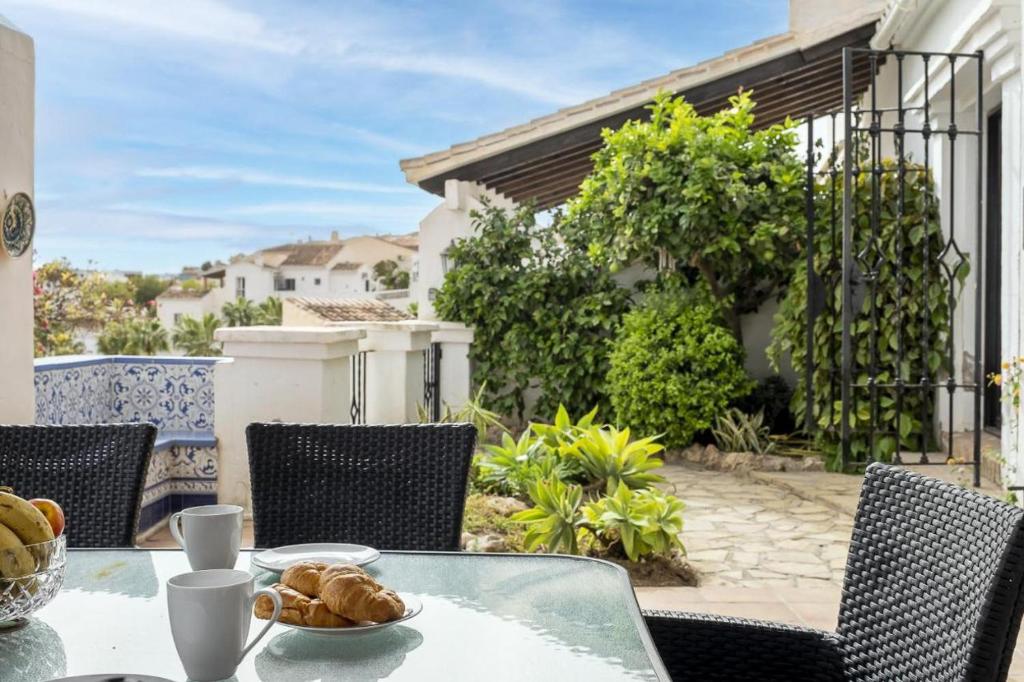 una mesa con un plato de pan en el balcón en Casablanca 38 Oasis Properties, en Nerja