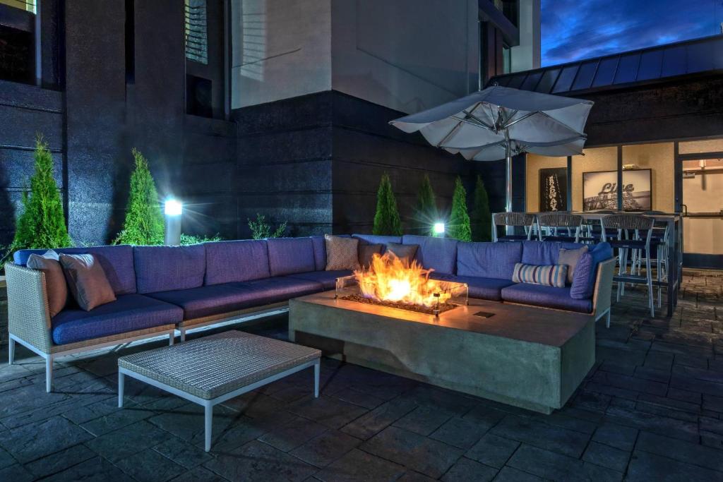 a living room with a couch and a fire pit at Courtyard by Marriott Nashville Vanderbilt West End in Nashville