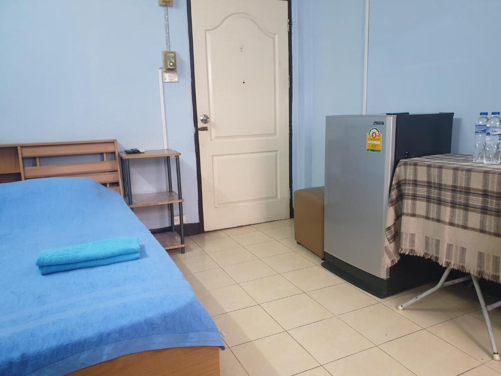 Postel nebo postele na pokoji v ubytování Roong-Arun Apartment