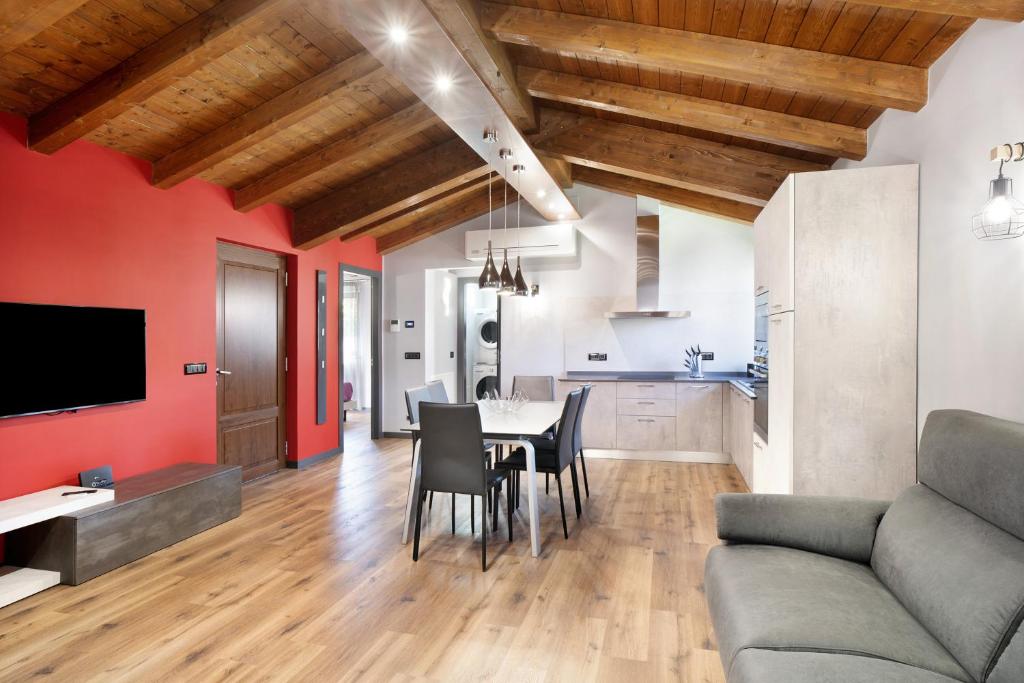 Il comprend un salon et une cuisine avec une table et des chaises. dans l'établissement Agriturismo il Borgo - Rosmarino, à Villanova dʼAlbenga