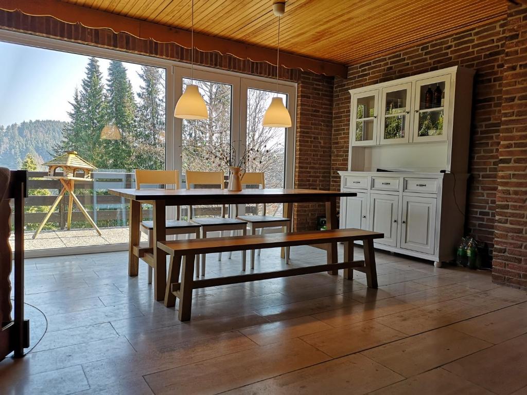 uma cozinha com mesa e cadeiras e uma grande janela em Ferienhaus Anjofina Ferienwohnung Sasse em Altenau
