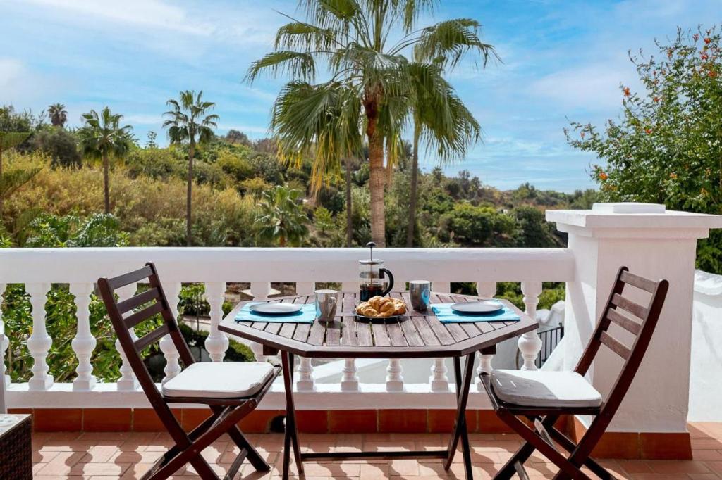 a table and chairs on a balcony with a view of the ocean at Las Palmas 2a Oasis Properties in Nerja