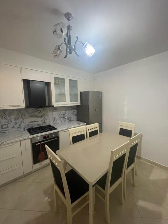 Albi apartamant - Imazhi 8