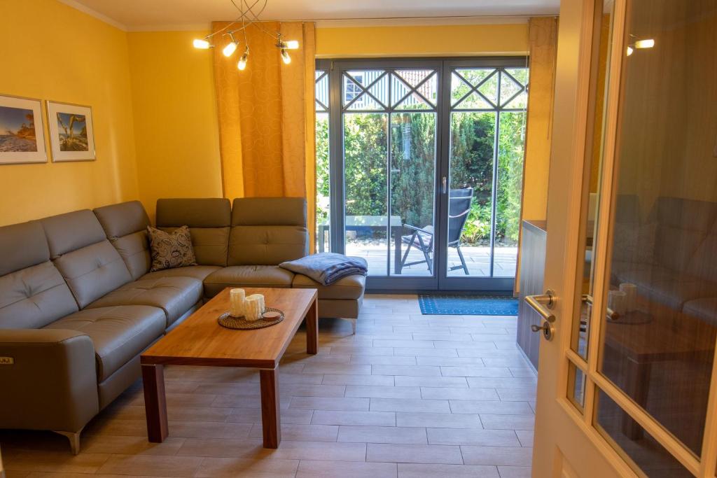 a living room with a couch and a table at Ferienwohnung Meeresrauschen in Zingst