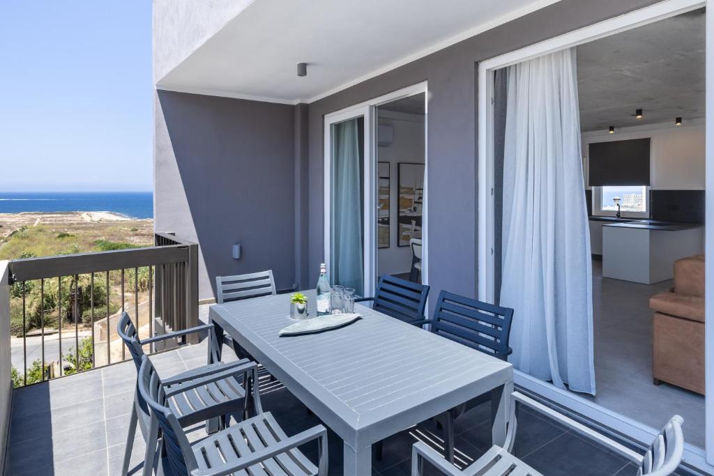 Balkón nebo terasa v ubytování Seaside Luxury in Pembroke St Julians