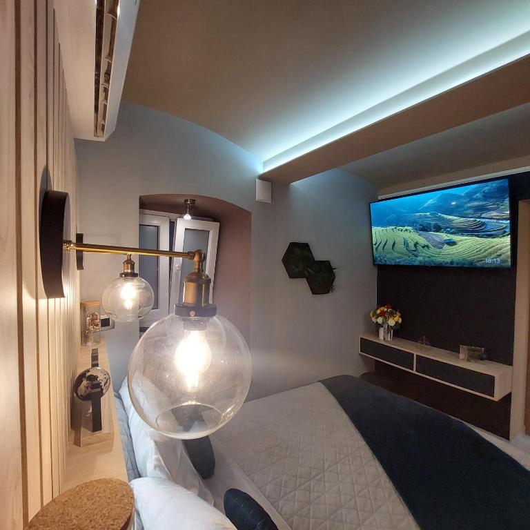 een slaapkamer met een bed met een grote glazen kom erop bij HOME in BLACK, designer decorated in Zagreb