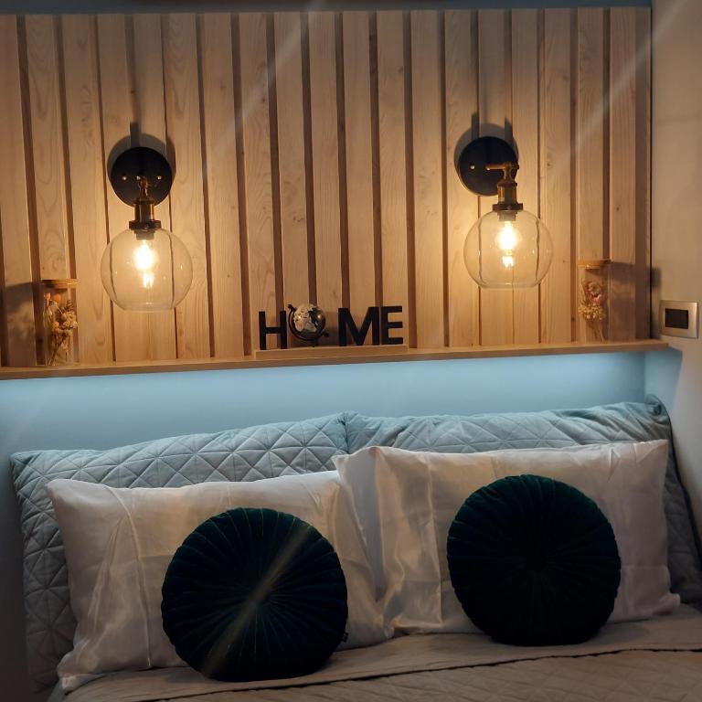 Posteľ alebo postele v izbe v ubytovaní HOME in BLACK, designer decorated