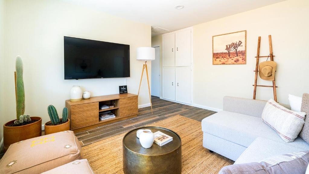 uma sala de estar com um sofá e uma televisão em Red Rock - Desert feel - Game Room em Joshua Tree