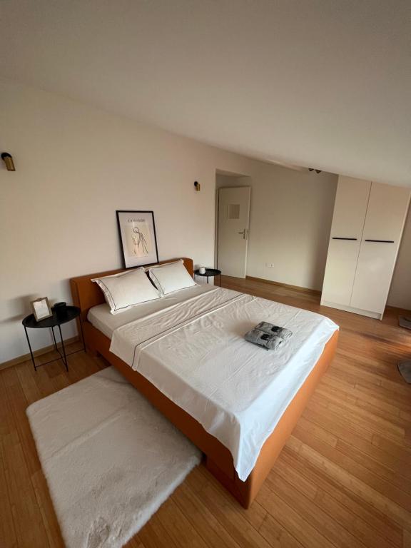 1 dormitorio grande con 1 cama grande. en Magnolia Apartment Zadar, en Zadar