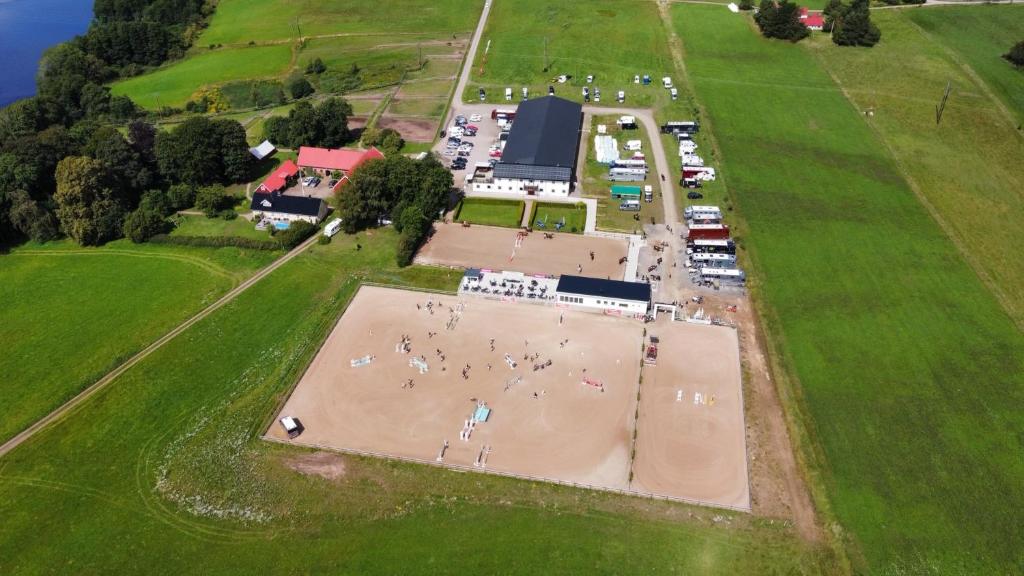 una vista aérea de un parque con un gran campo en Hallands Equestrian Center, en Laholm