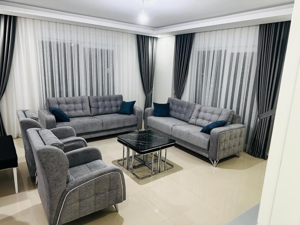 uma sala de estar com dois sofás e uma mesa em Soysal Residence em Çamyolu
