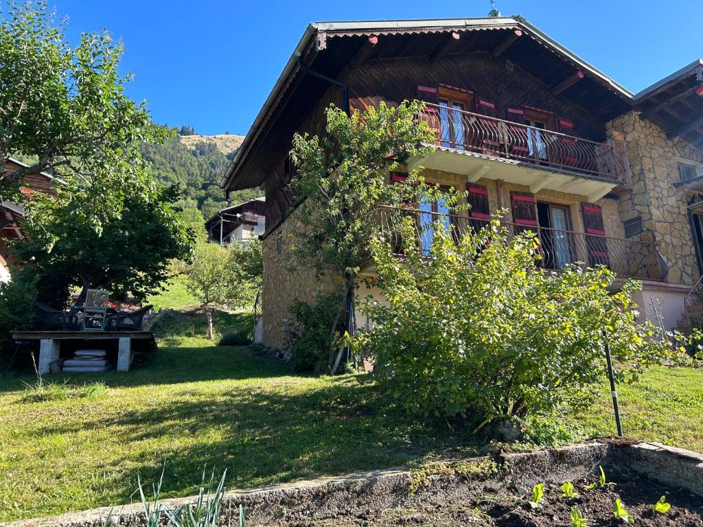Ein Garten an der Unterkunft Chalet Génépi