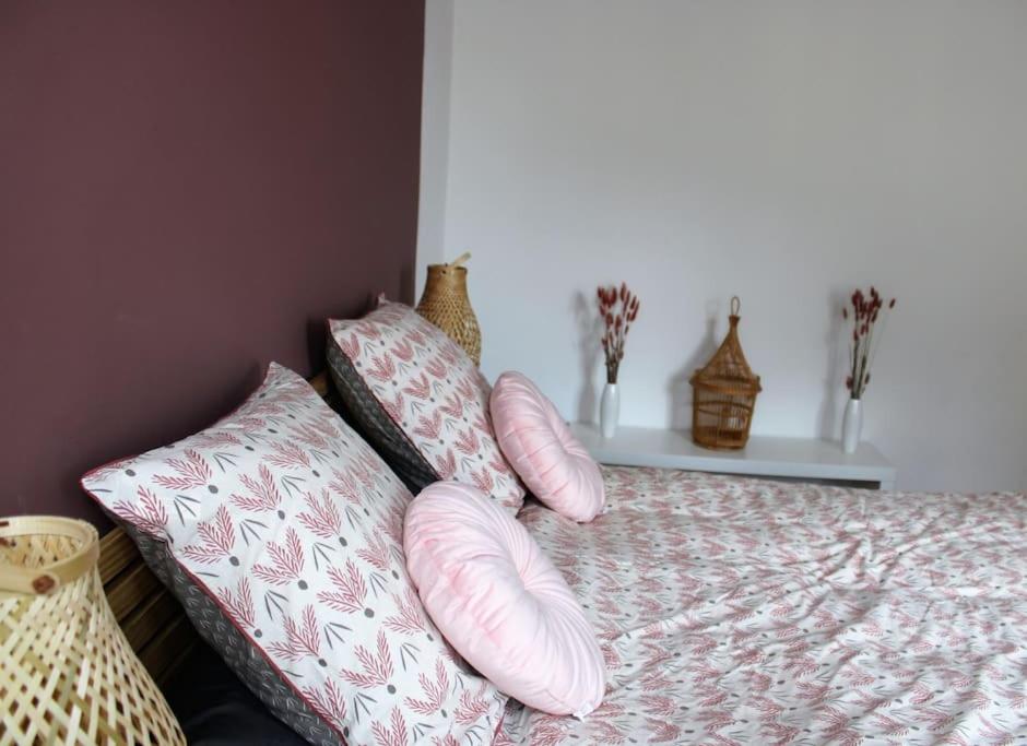 Postel nebo postele na pokoji v ubytování Koh'm à la maison