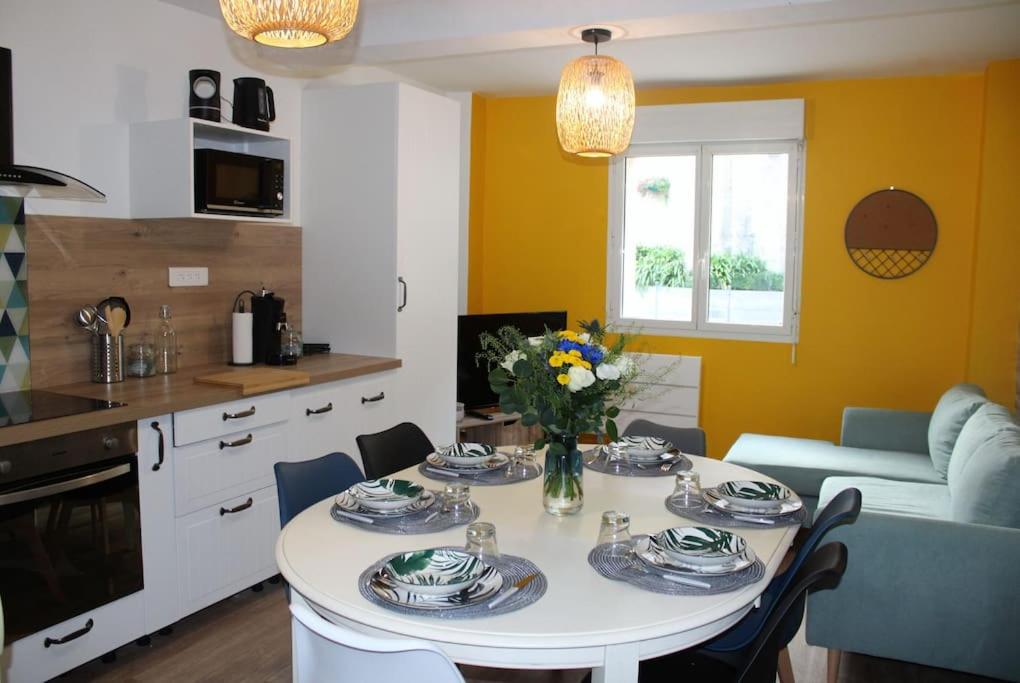 Kuchyň nebo kuchyňský kout v ubytování Koh'm à la maison
