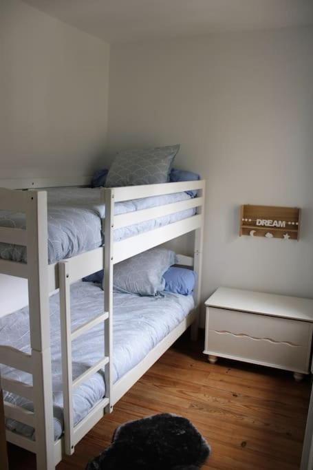 Postel nebo postele na pokoji v ubytování Koh'm à la maison