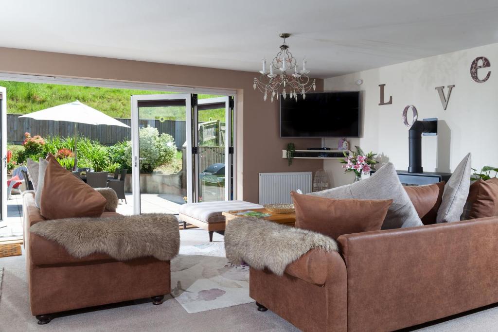 uma sala de estar com dois sofás e uma mesa em Holywell House 4 Guests em Wellington