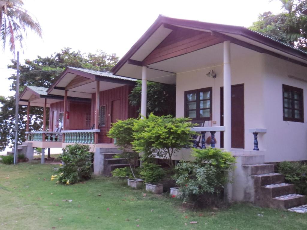 Casa blanca pequeña con porche en Blue Lotus Resort, en Baan Tai