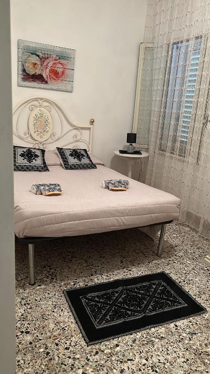 een bed met twee kussens in een slaapkamer bij Casa Eleonora in Olmedo
