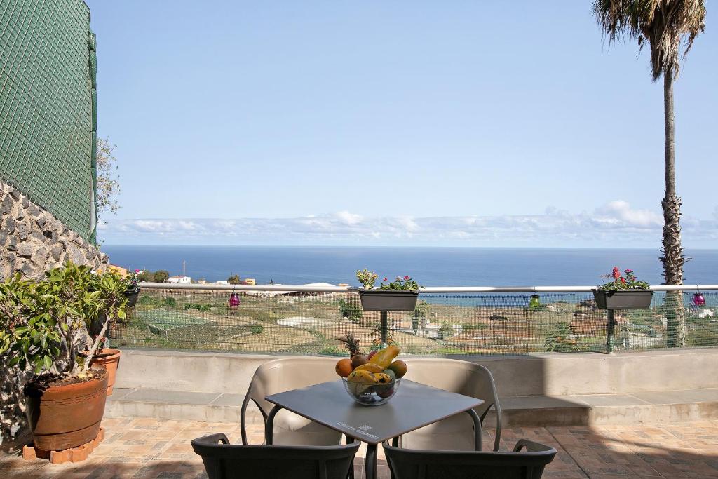 tavolo e sedie con vista sull'oceano di Bisangel House a Icod de los Vinos