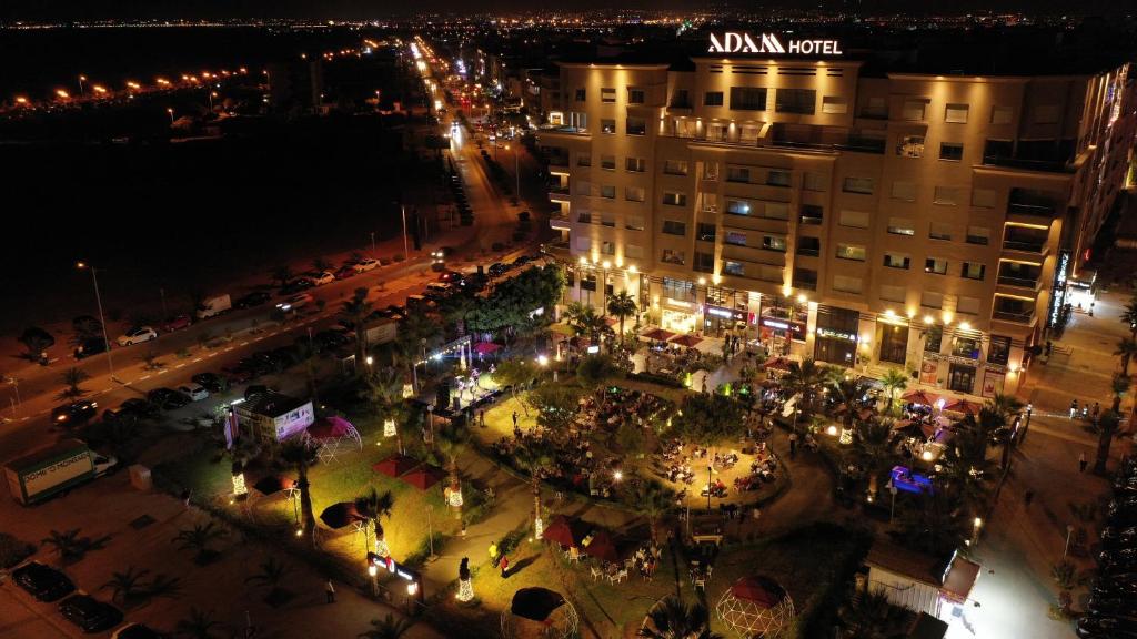 ADAM Hotel Suites في تونس: اطلالة جوية على مدينة في الليل مع انارة