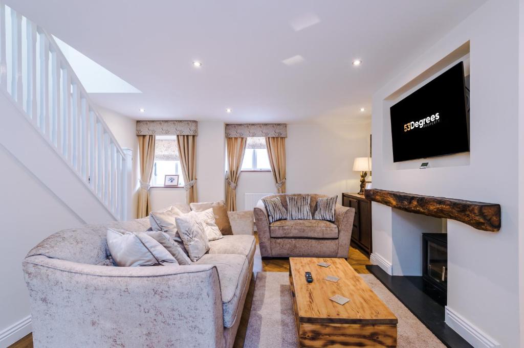 a living room with a couch and a fireplace at Beautiful 1-bed cottage in Beeston by 53 Degrees Property, ideal for Couples & Friends, Great Location - Sleeps 2 in Beeston