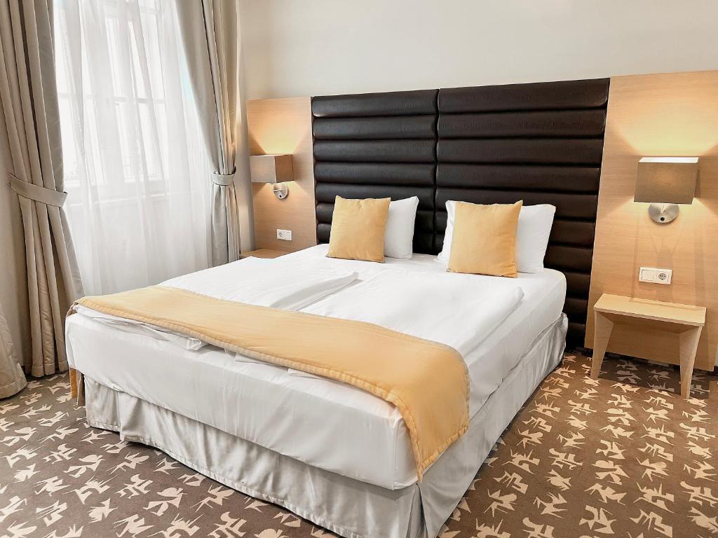 Postel nebo postele na pokoji v ubytování Buda Castle Hotel Budapest