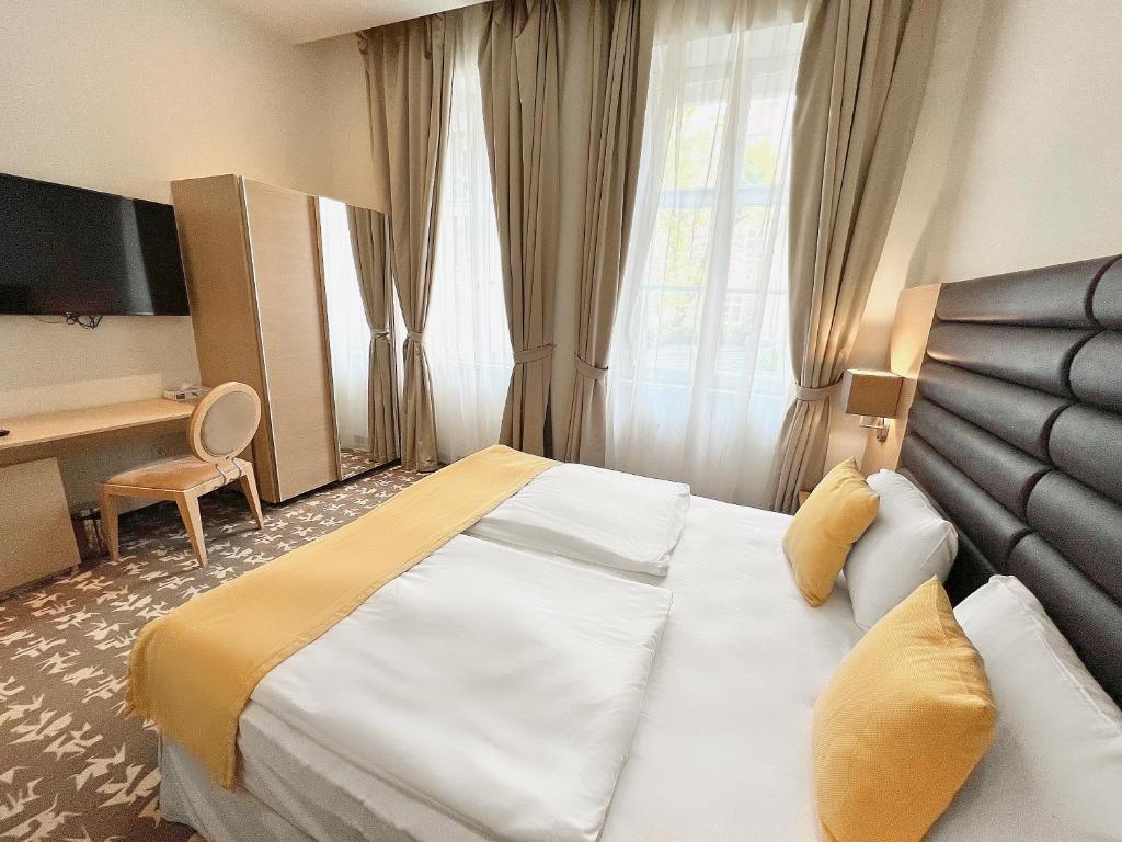 Postel nebo postele na pokoji v ubytování Buda Castle Hotel Budapest