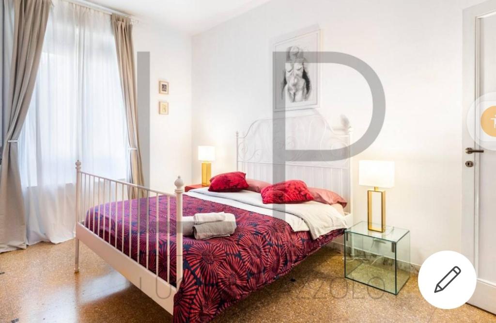 ein Schlafzimmer mit einem Bett mit roten Kissen in der Unterkunft San Pietro Vaticano Family House in Rom