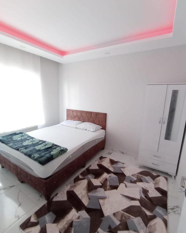 1 dormitorio con 1 cama y una pila de madera en Antikoglu, en Mardin