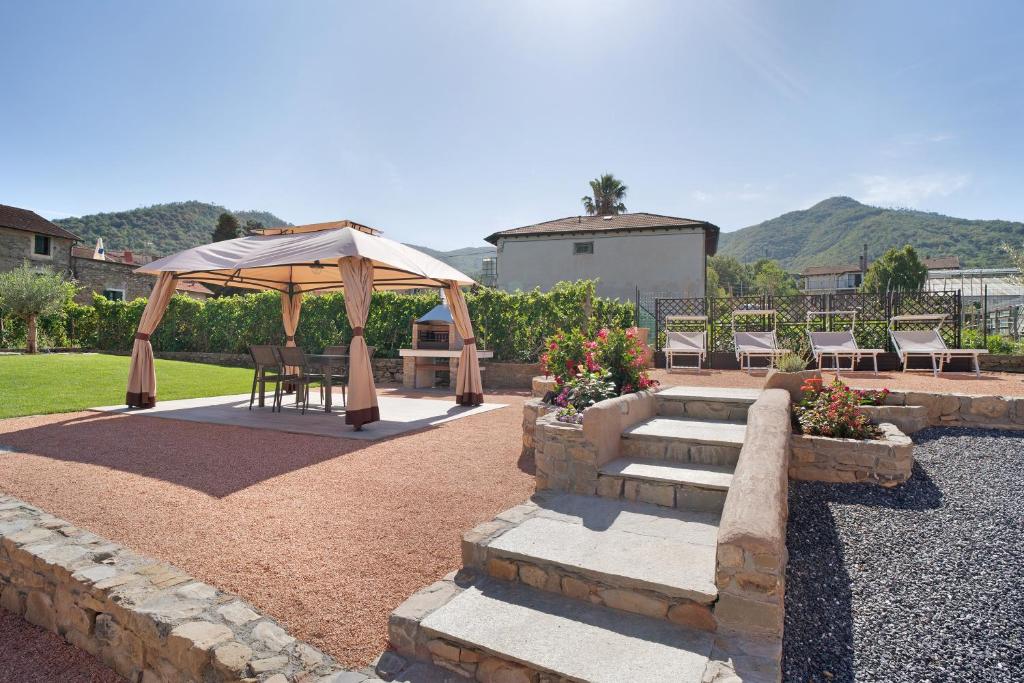 einen Pavillon mit einem Tisch, Stühlen und einem Zelt in der Unterkunft Agriturismo il Borgo - Lavanda in Villanova dʼAlbenga