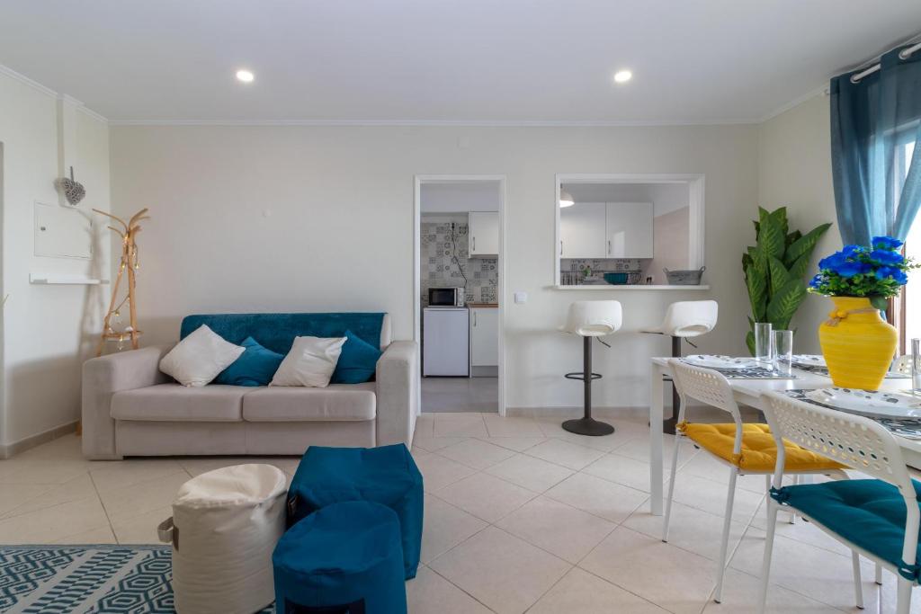 un soggiorno con divano e tavolo di Apartment Breeze located in the heart of Carvoeiro a Carvoeiro