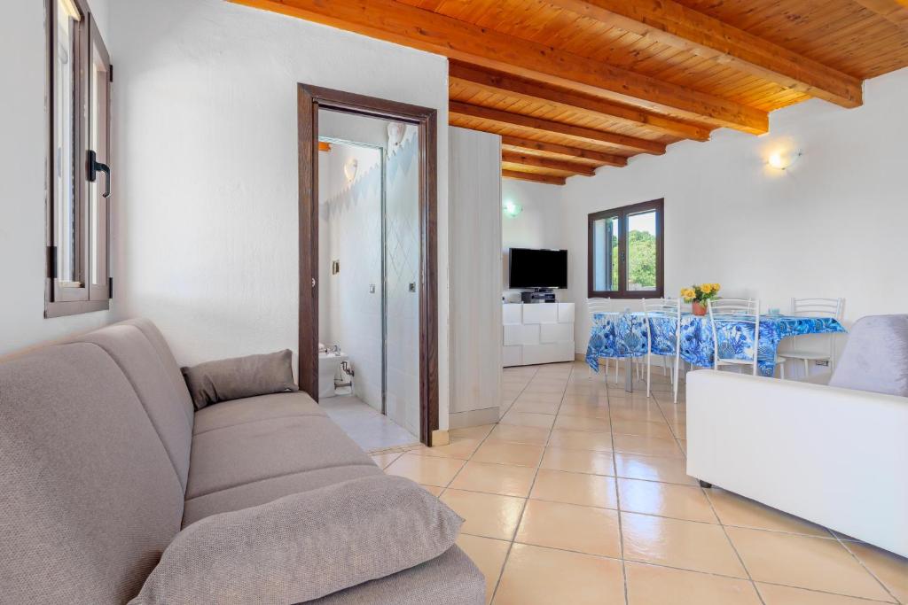 uma sala de estar com um sofá e uma mesa em Tenuta Villa Marianna - Almiddina em Telti