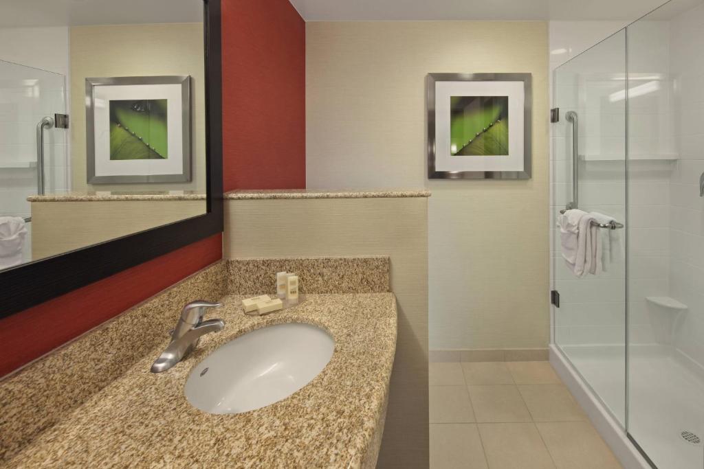 Courtyard Philadelphia Coatesville Exton - Suite King De Un Dormitorio Con Sofá Cama