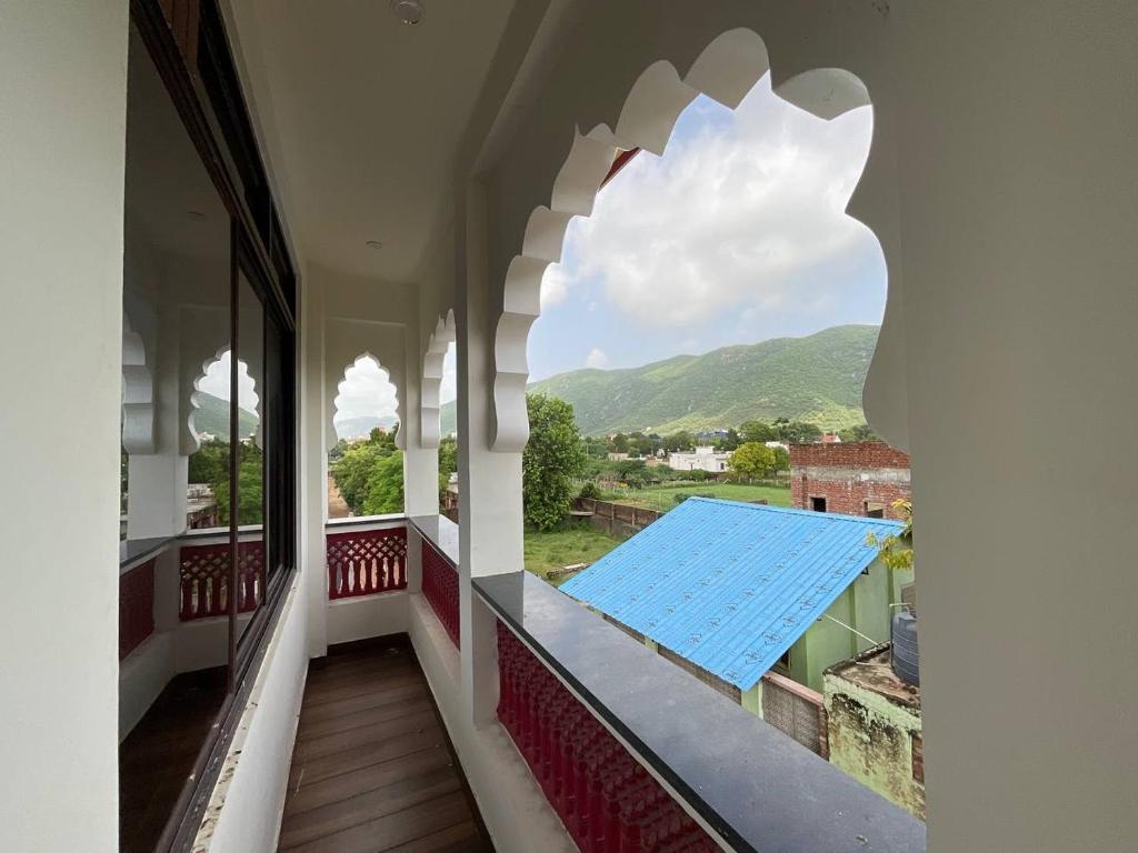 Nespecifikovaný výhled na hory nebo výhled na hory při pohledu z hostelu