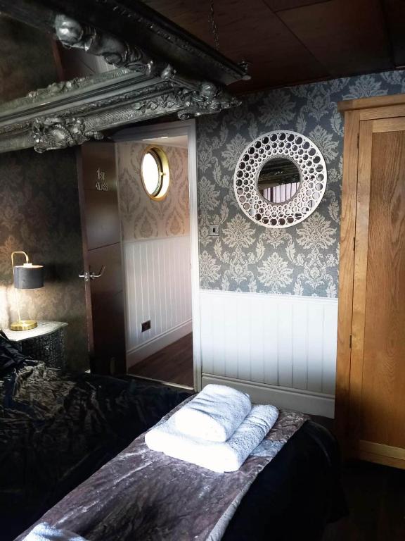 Postel nebo postele na pokoji v ubytování Titanic Boat