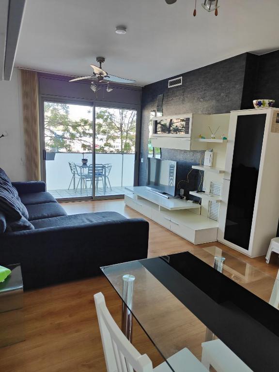 uma sala de estar com um sofá e uma mesa em 巴塞之家 em Montcada i Reixac