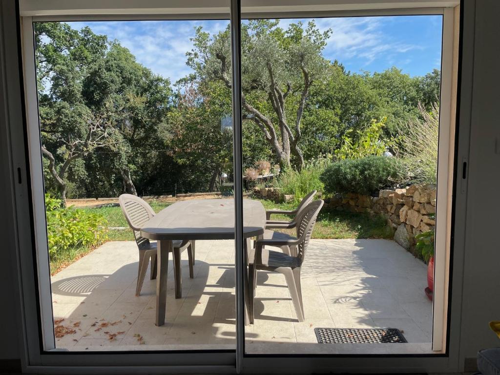 Ein Garten an der Unterkunft Cottage les Marjoris Tanneron