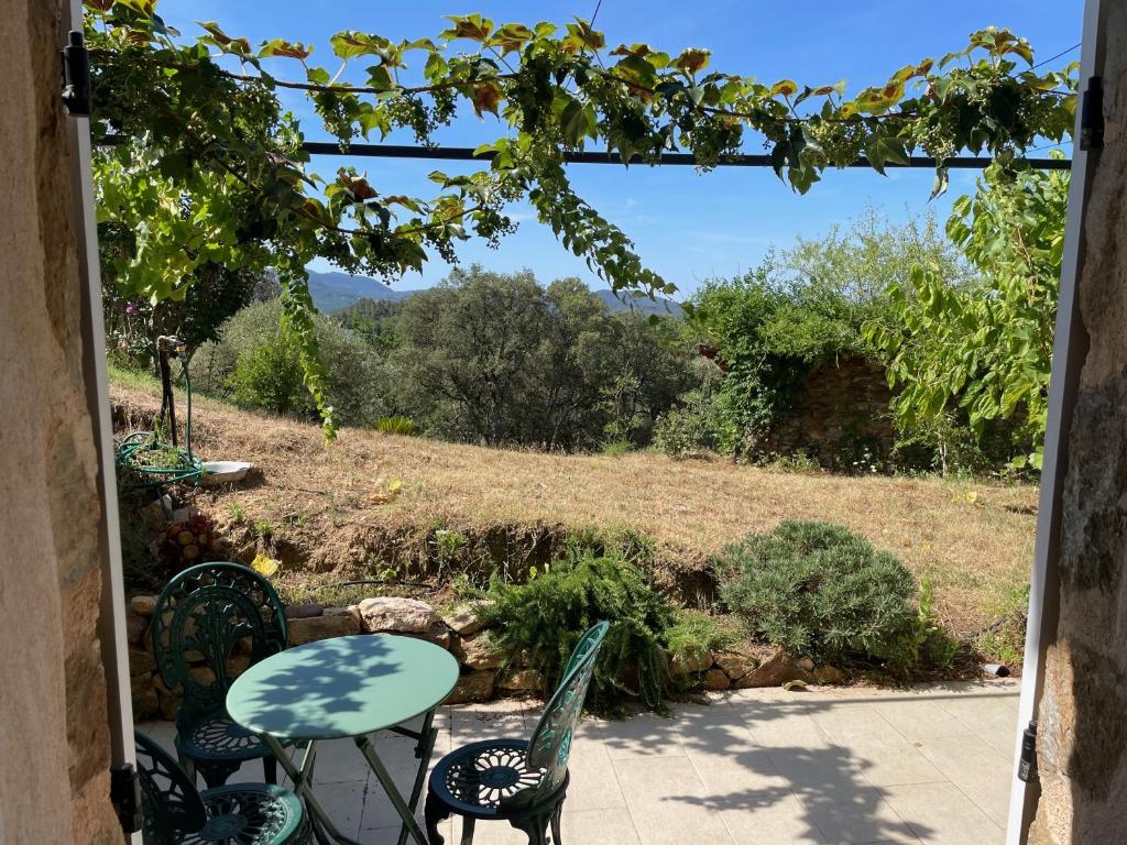 Ein Garten an der Unterkunft Cottage les Marjoris Tanneron