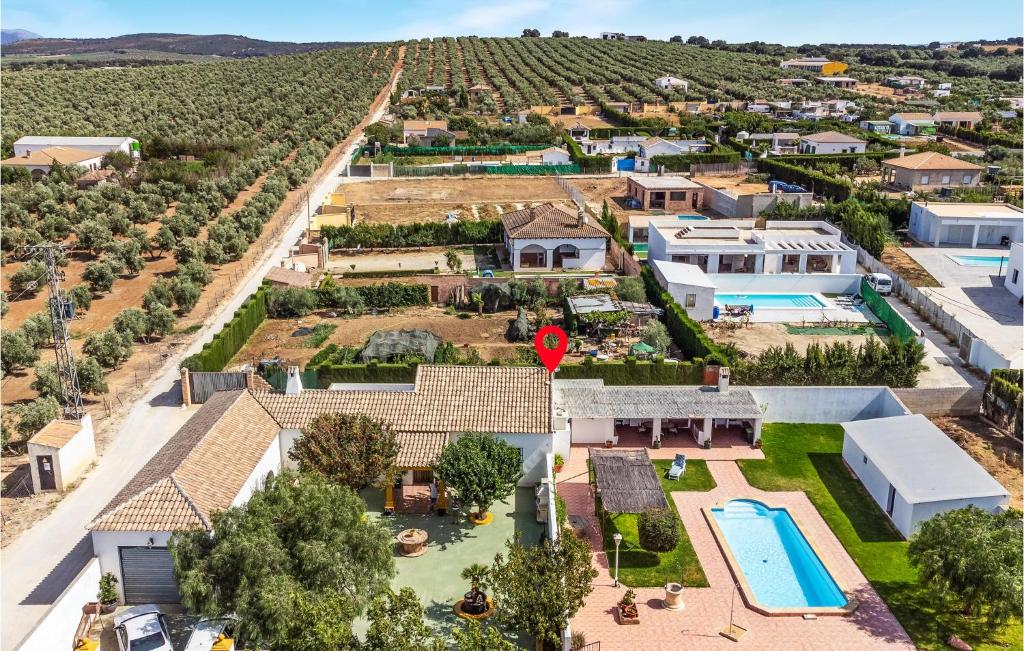 una vista aérea de una casa con piscina y patio en Amazing Home In Setenil De Las Bodegas With Wifi, en Setenil