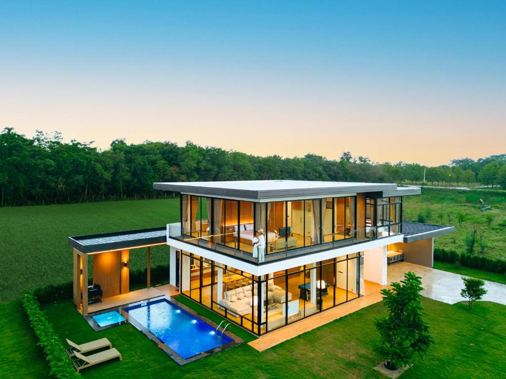 una vista aerea di una casa con piscina di Krajokkaew mouthten khao yai a Ban Khlong Yang