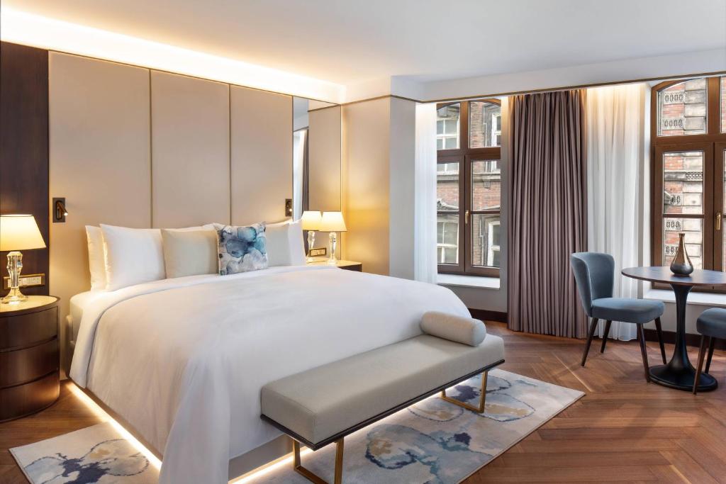 Postel nebo postele na pokoji v ubytování JW Marriott Istanbul Bosphorus
