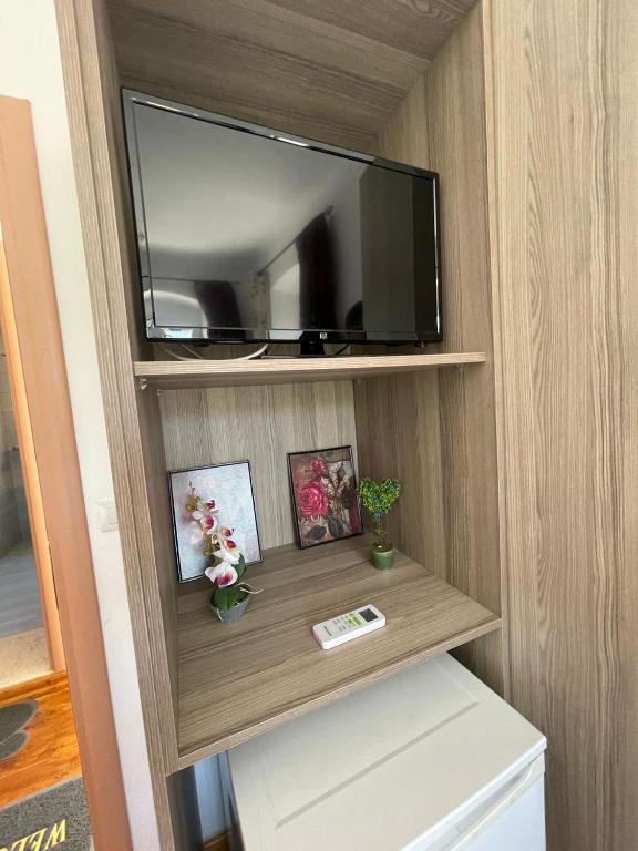 TV a/nebo společenská místnost v ubytování Little himara 1