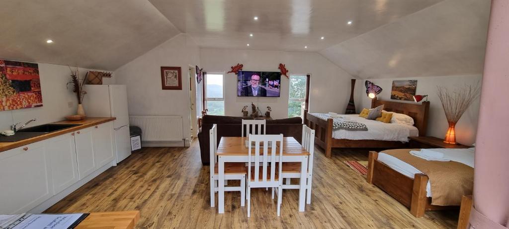 um quarto com uma cozinha e um quarto com uma cama e uma mesa em Windsor Cottage for Scafell and Wasdale em Nether Wasdale