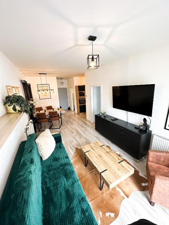 Una sala de estar con un sofá y un televisor de pantalla plana. en Holiday Flat, en Liptovský Mikuláš