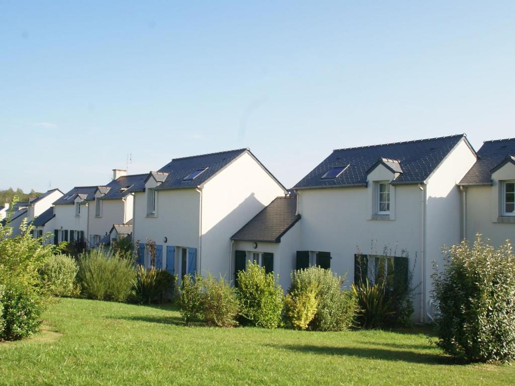 une rangée de maisons avec une pelouse dans l'établissement Chic Breton Maisonette, à Crozon