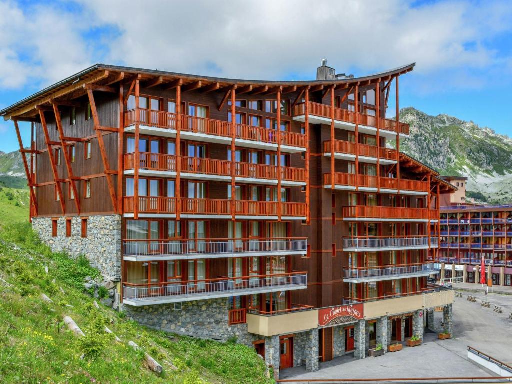 un edificio con techo en la cima de una montaña en Apartment in extensive Paradiski ski area, en Arc 2000