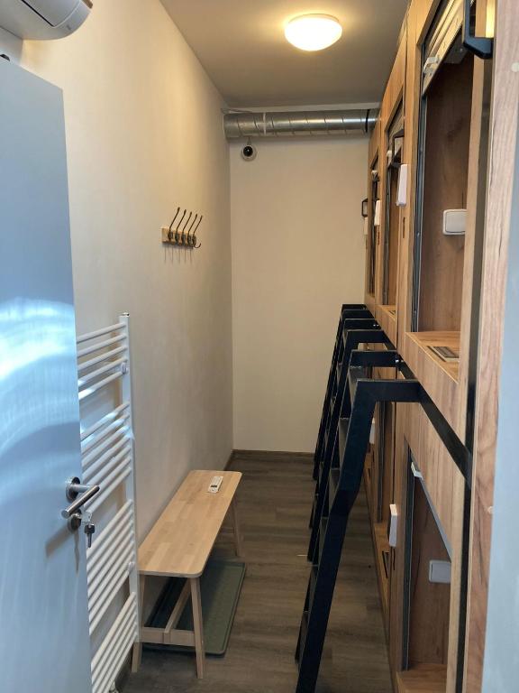 Narivoodi või narivoodid majutusasutuse Capsule hostel Erbenova toas